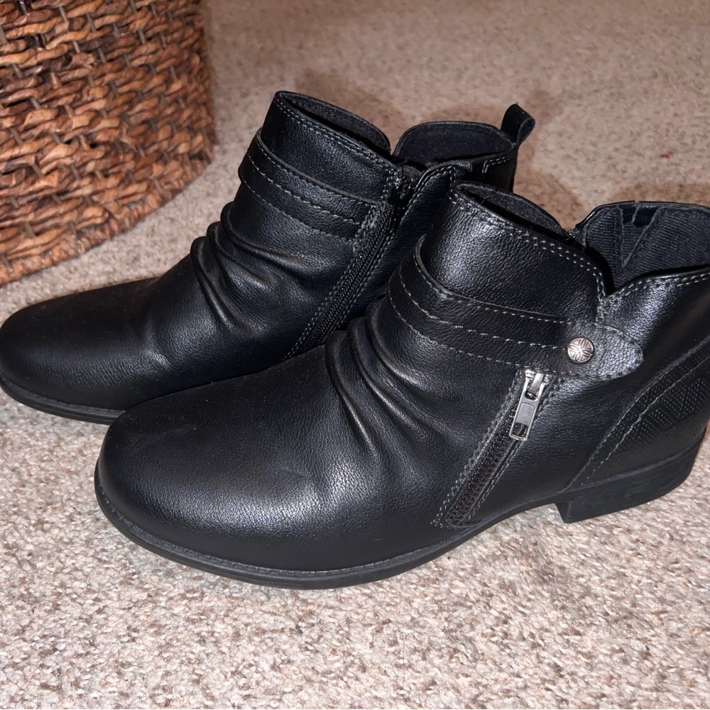 ****Used*** Earth Spirit Ankle High Boots